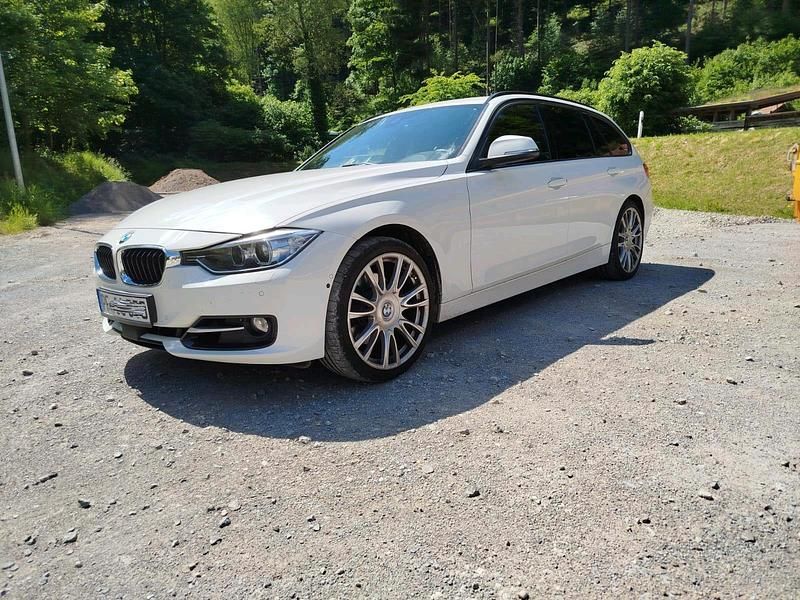 Weiß Gebraucht 2014 BMW 330 Kombi | 16.800 € (Guter Preis) - Bild 1/4