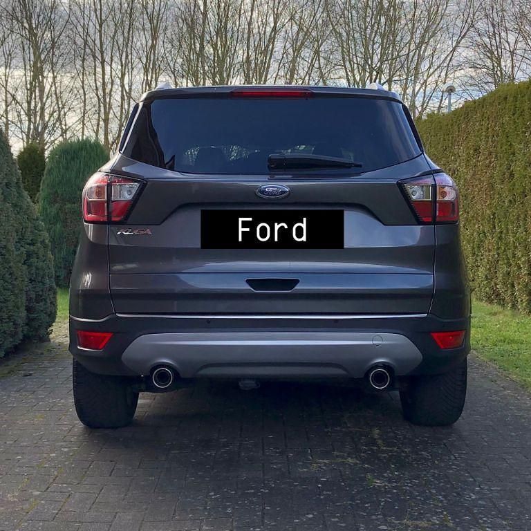 Gebraucht Ford Kuga Titanium 150 PS (110 kW) 2017 Grau SUV