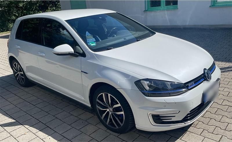 Weiß Gebraucht 2016 VW Golf VII GTE Limousine | 13.999 € (Guter Preis) - Bild 1/4