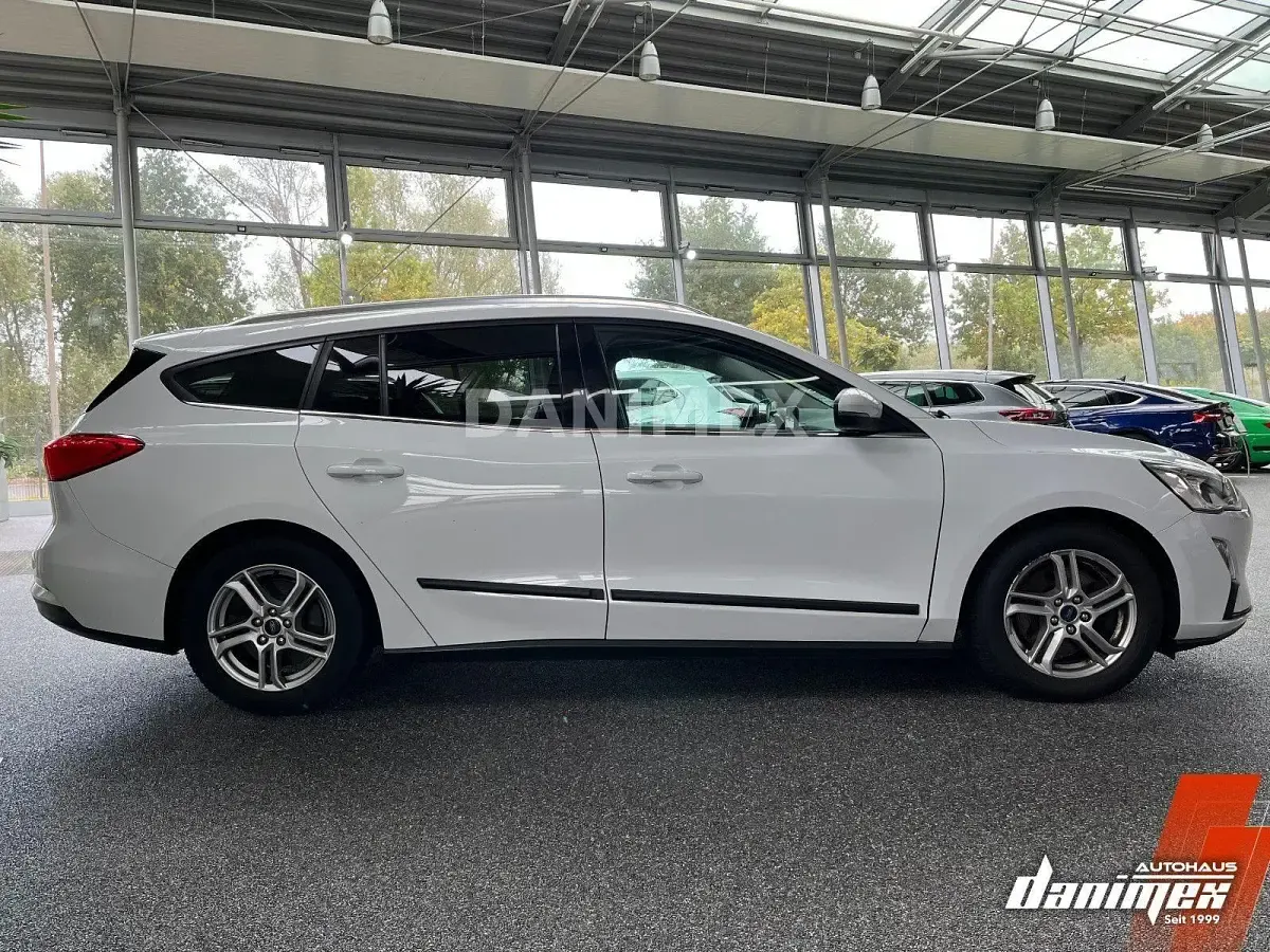 Używany Ford Focus Cool & Connect 120 KM (88 kW) 2019 Biały Kombi