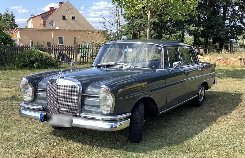 Grau Gebraucht 1965 Mercedes W111 Limousine | 23.000 € - Bild 1/4