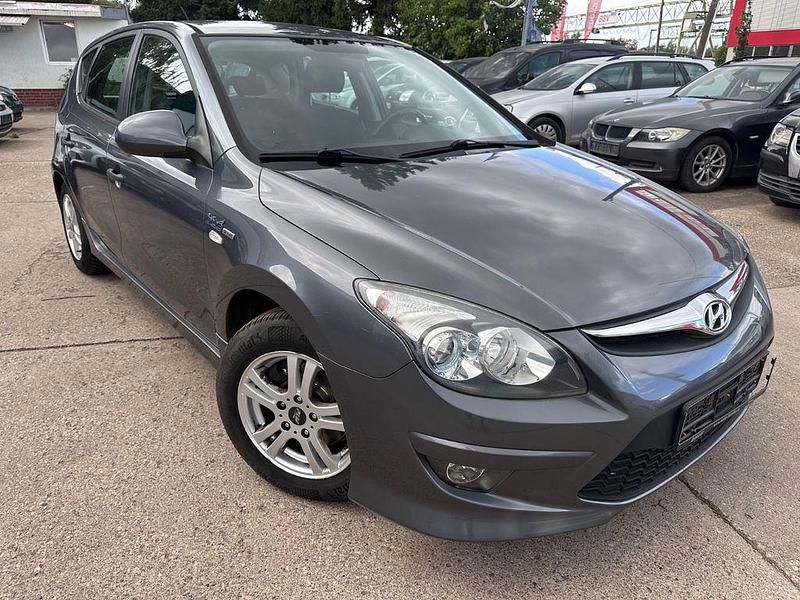 Grau Gebraucht 2010 Hyundai i30 Limousine | 3.990 € (Fairer Preis) - Bild 1/4