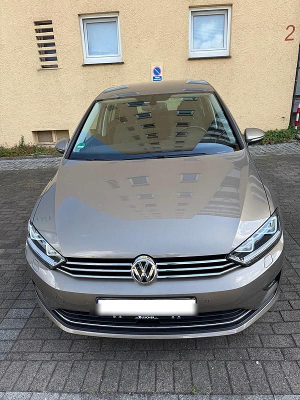 Gold Gebraucht 2016 VW Golf Sportsvan Allstar Van / Kleinbus | 15.900 € (Etwas zu teuer) - Bild 1/4