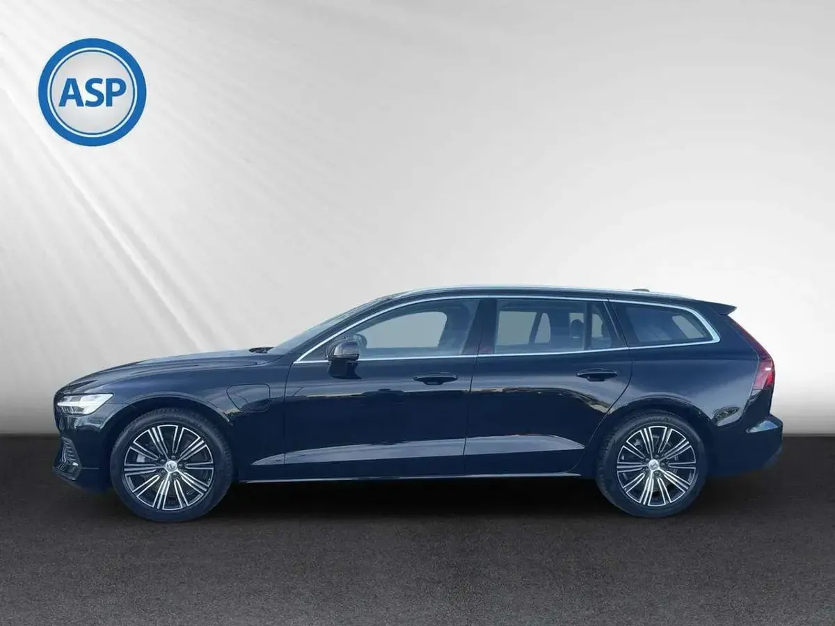 Gebraucht Volvo V60 253 PS (186 kW) 2022 Onyx black / metallic Kombi