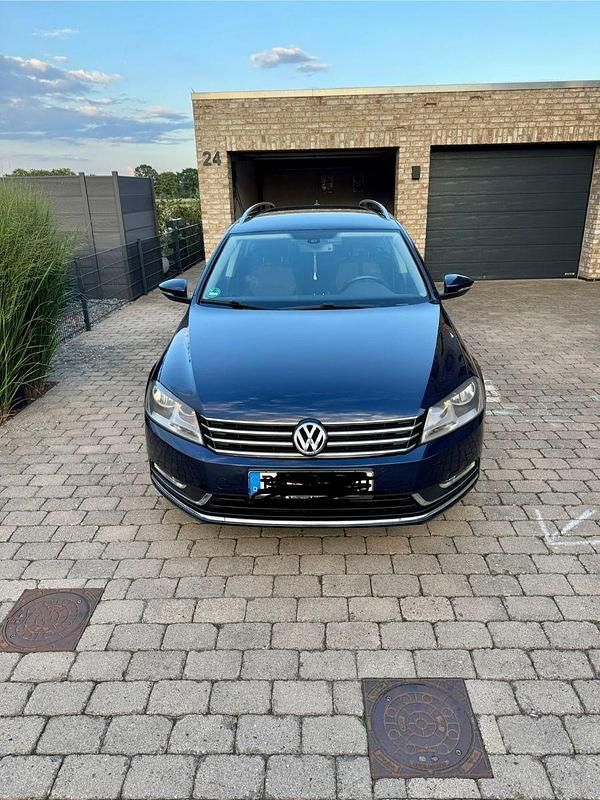 Blau Gebraucht 2011 VW Passat Comfortline Kombi | 9.500 € (Teuer) - Bild 1/4