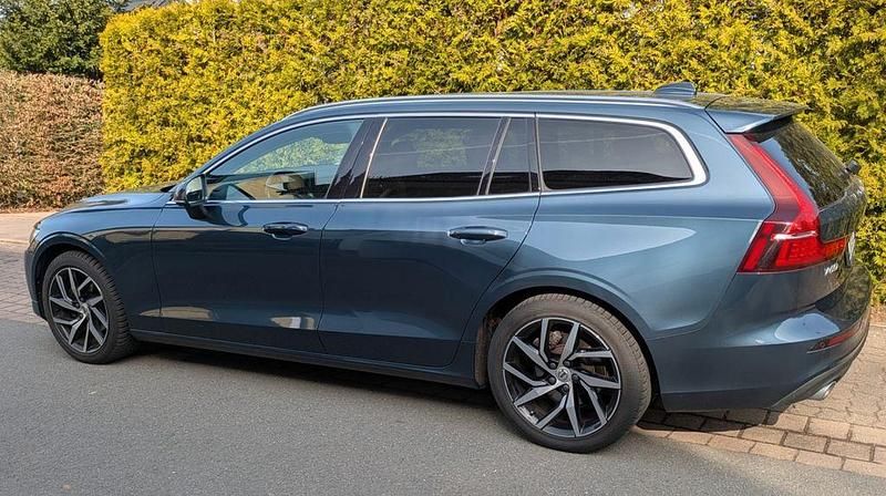 Gebraucht Volvo V60 190 PS (139 kW) 2018 Blau Kombi