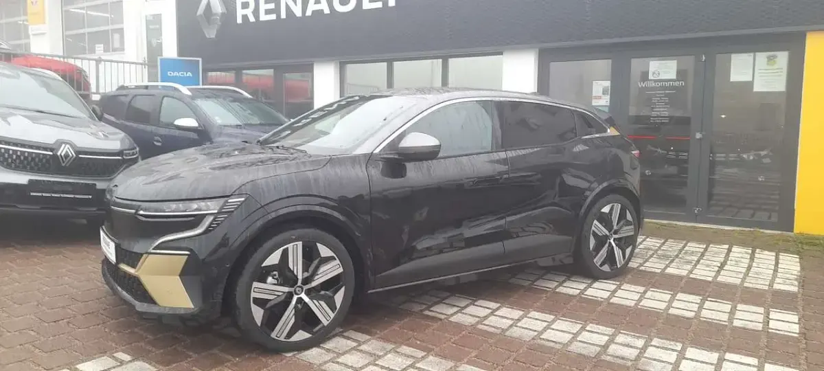 Gebraucht Renault Megane E-Tech Iconic 160 kW (218 PS) 2023 Blackpearlschwarz/ grau Limousine