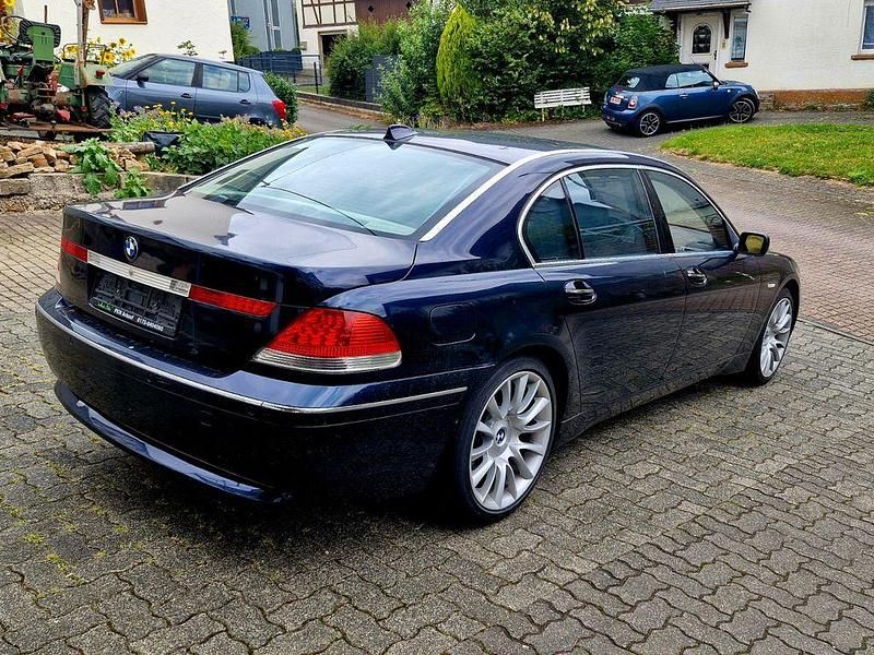 Blau Gebraucht 2003 BMW 760L Limousine | 6.950 € - Bild 1/4