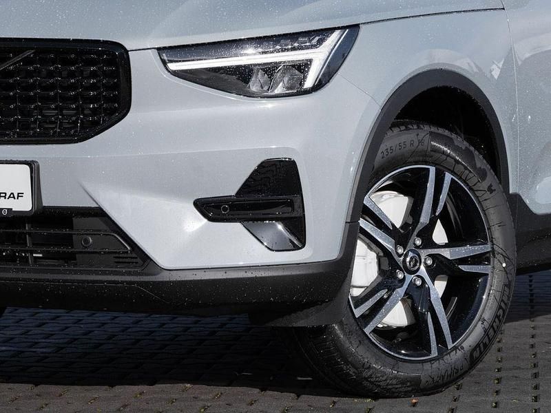 Neu Volvo XC40 Plus 163 PS (119 kW) 2025 Grau SUV