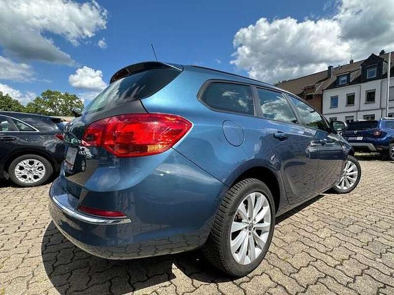 Gebraucht Opel Astra Edition 101 PS (74 kW) 2013 Blau Kombi