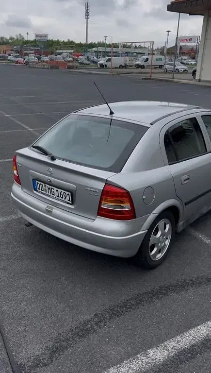 Używany Opel Astra 101 KM (74 kW) 2000 Srebrny Sedan/Limuzyna