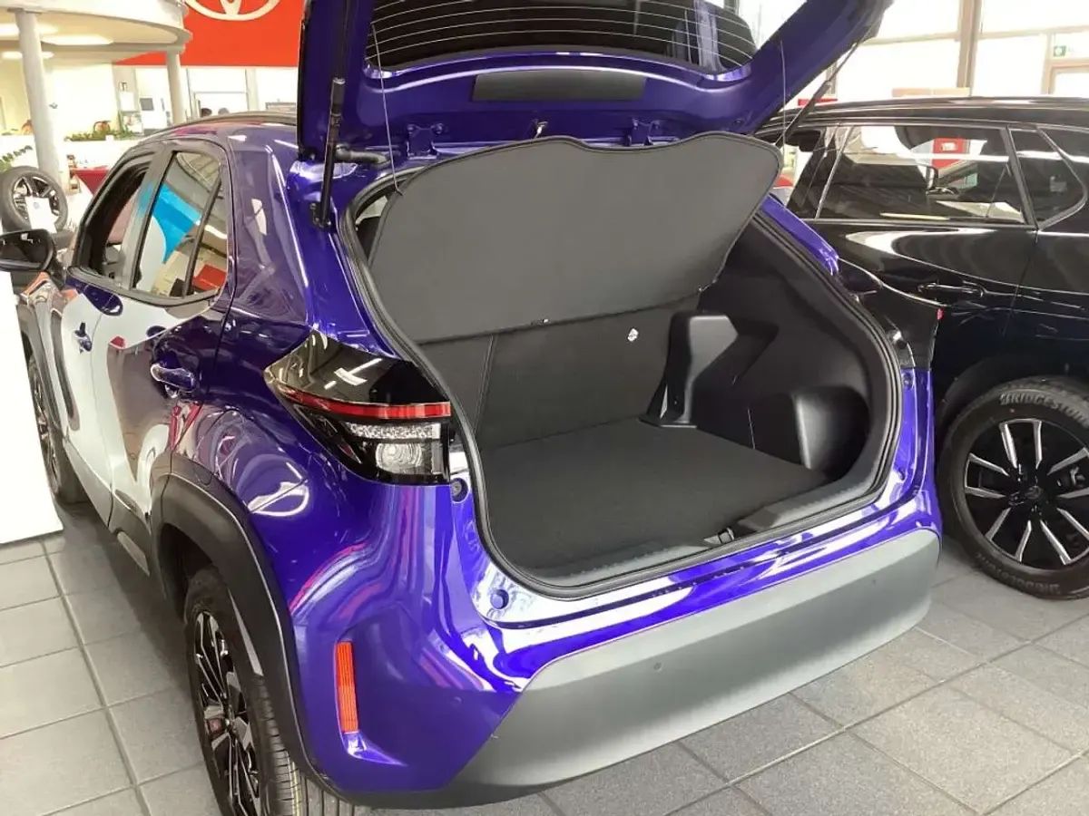 Neu Toyota Yaris Cross 131 PS (96 kW) 2026 Juniper blue metallic SUV