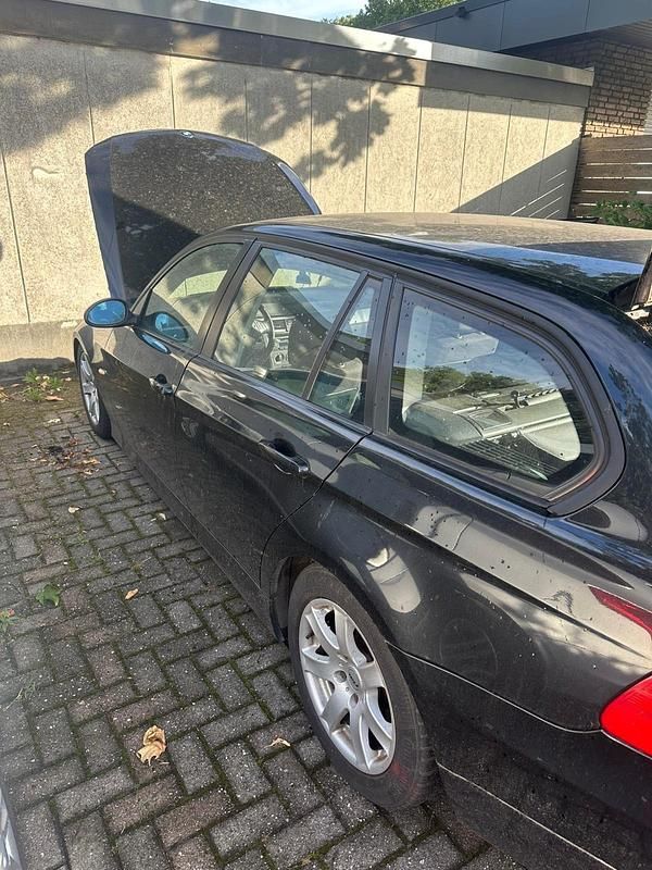 Gebraucht BMW 320 170 PS (125 kW) 2008 Schwarz Limousine