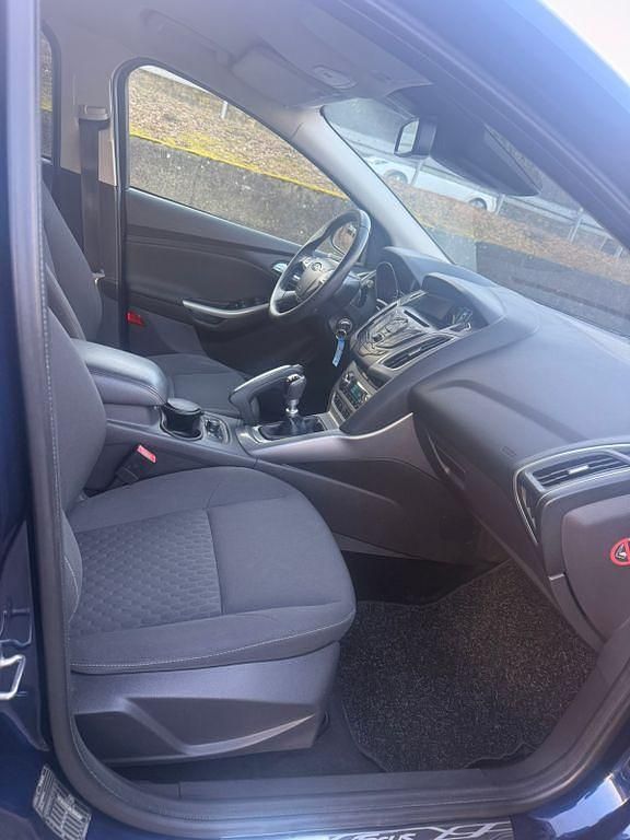 Gebraucht Ford Focus Trend 125 PS (91 kW) 2013 Blau Limousine