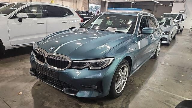 Blau Gebraucht 2020 BMW 330e Sport Line Kombi | 27.689 € (Fairer Preis) - Bild 1/4