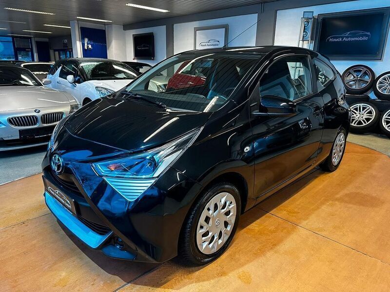 Black mica Gebraucht 2019 Toyota Aygo X-play Kleinwagen | 8.890 € (Fairer Preis) - Bild 1/4