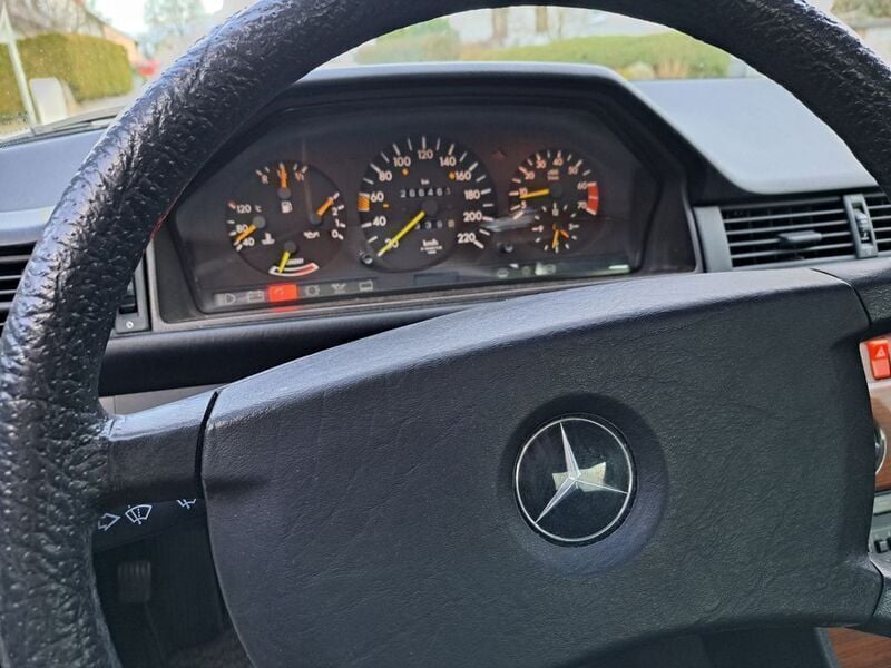 Gebraucht Mercedes 200 109 PS (80 kW) 1988 Braun Limousine