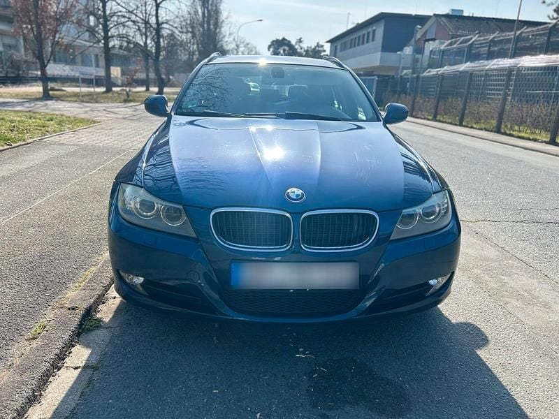 Gebraucht BMW 320 184 PS (135 kW) 2011 Blau Kombi