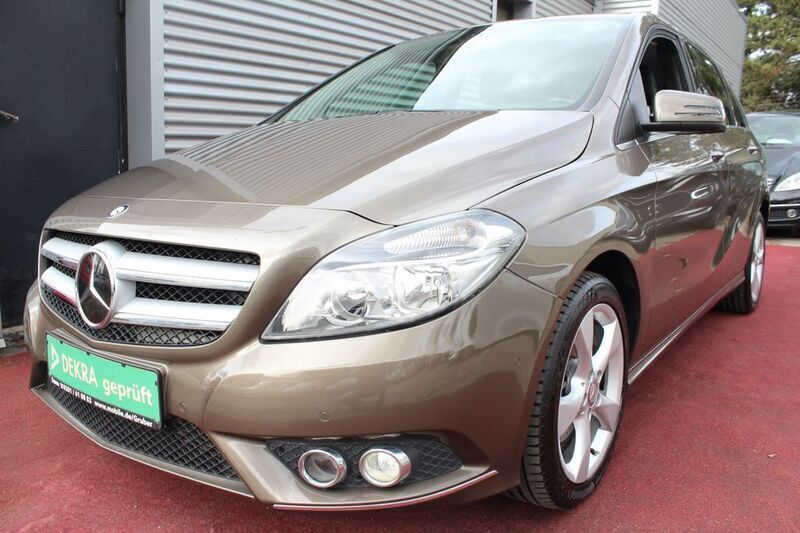 Braun Gebraucht 2014 Mercedes B200 Sport Van / Kleinbus | 13.479 € (Fairer Preis) - Bild 1/4
