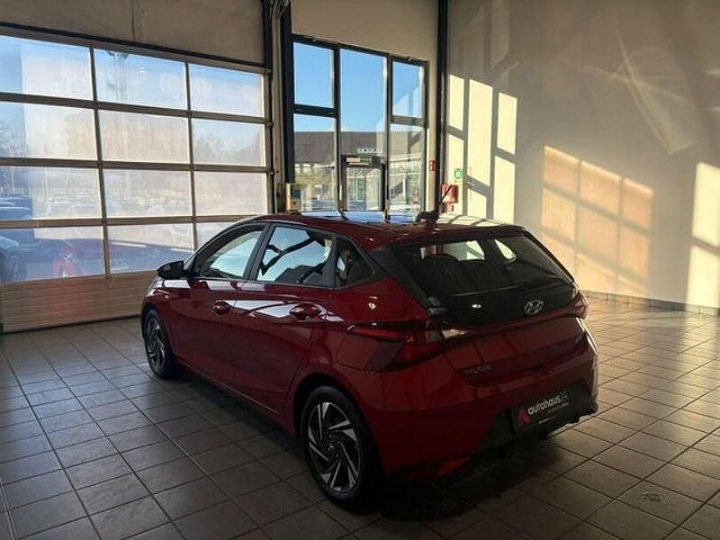 Gebraucht Hyundai i20 Select 101 PS (74 kW) 2023 Rot Limousine