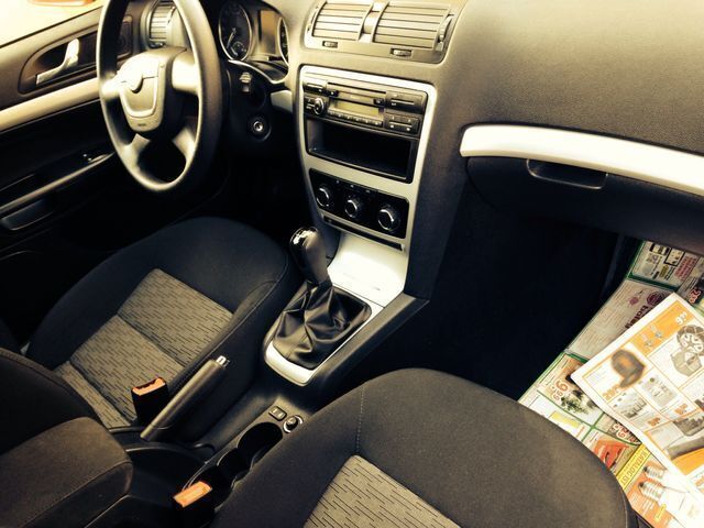 Gebraucht Skoda Octavia Ambiente 105 PS (77 kW) 2009 Rot Limousine
