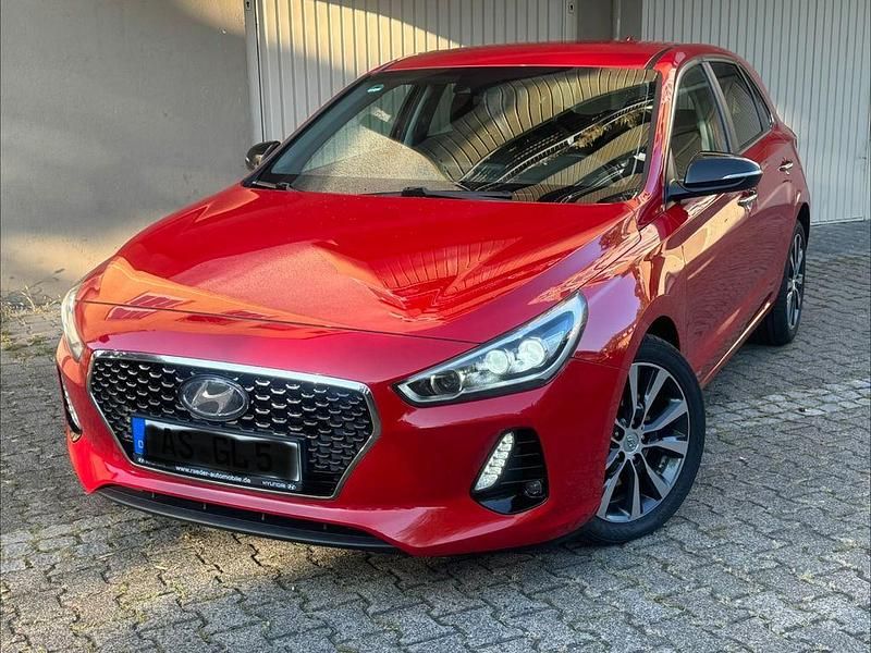 Gebraucht Hyundai i30 Intro Edition 110 PS (80 kW) 2017 Rot Limousine