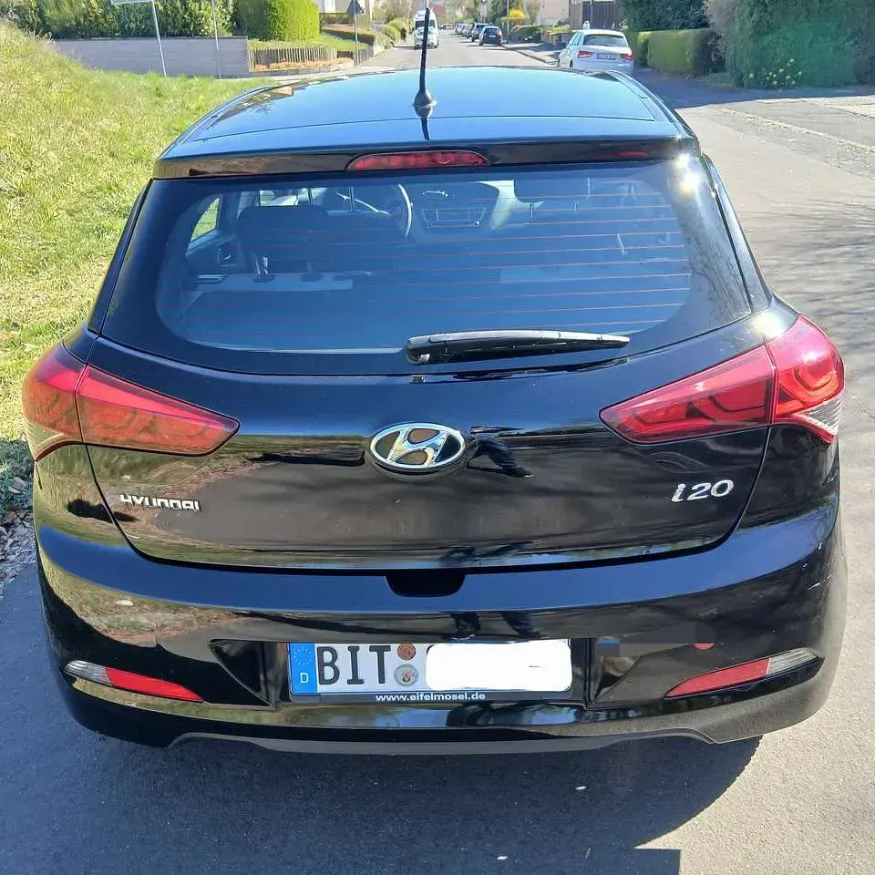Gebraucht Hyundai i20 Classic 84 PS (61 kW) 2016 Schwarz Kleinwagen