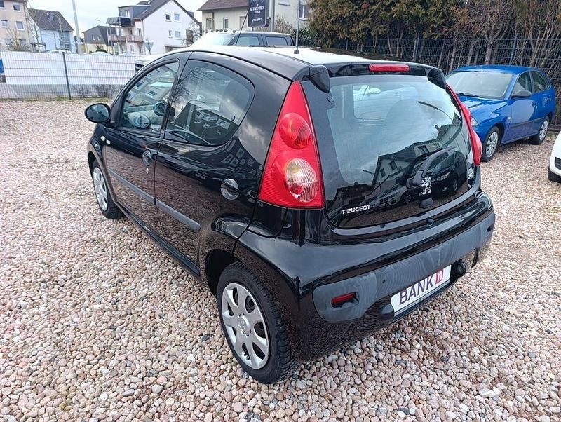 Gebraucht Peugeot 107 69 PS (50 kW) 2010 Schwarz Kleinwagen