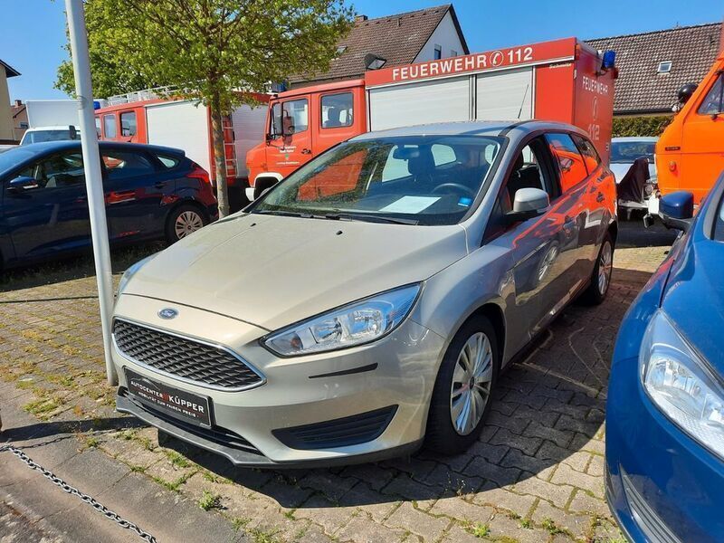 Hellgrau Gebraucht 2016 Ford Focus Trend Kombi | 11.600 € (Etwas zu teuer) - Bild 1/4