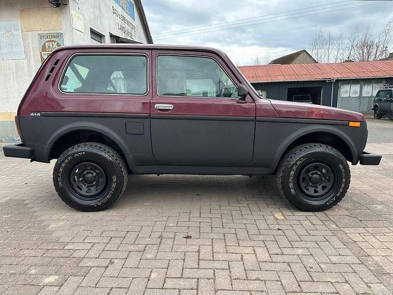 Second-hand Lada niva 82 CP (60 kW) 2004 Roșu SUV