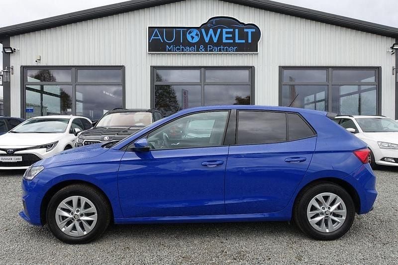 Blau Gebraucht 2023 Skoda Fabia Kleinwagen | 14.680 € (Guter Preis) - Bild 1/4