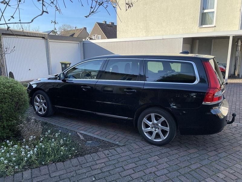 Gebraucht Volvo V70 Summum 181 PS (133 kW) 2014 Schwarz Kombi