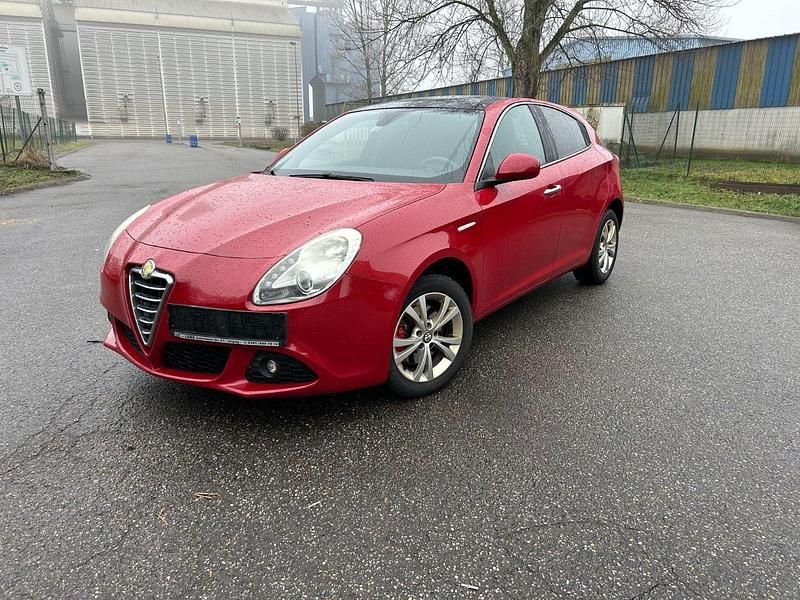 Rot Gebraucht 2011 Alfa Romeo Giulietta Limousine | 3.750 € (Fairer Preis) - Bild 1/4