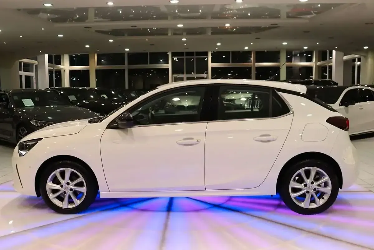 Używany Opel Corsa Elegance 131 KM (96 kW) 2023 Biały Hatchback