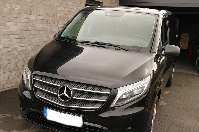 Schwarz Gebraucht 2017 Mercedes Vito Van / Kleinbus | 19.962 € (Superpreis) - Bild 1/4