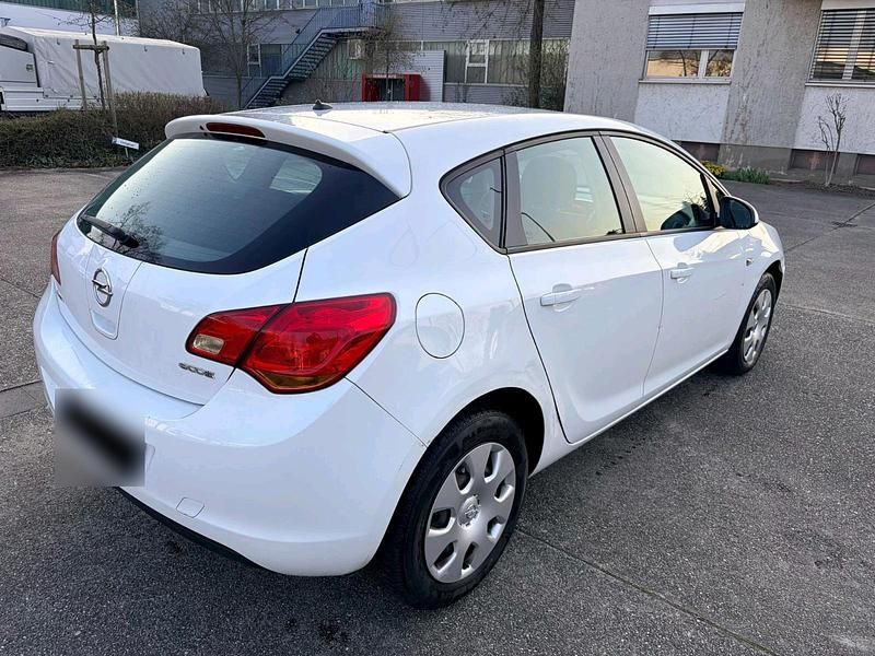 Gebraucht Opel Astra 90 PS (66 kW) 2012 Weiß Kleinwagen