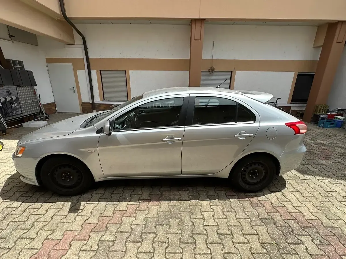 Gebraucht Mitsubishi Lancer 117 PS (86 kW) 2011 Silber Limousine