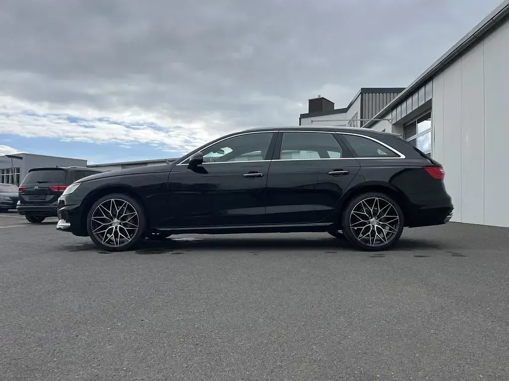 Gebraucht Audi A4 Advanced 204 PS (150 kW) 2022 Mythosschwarz Kombi