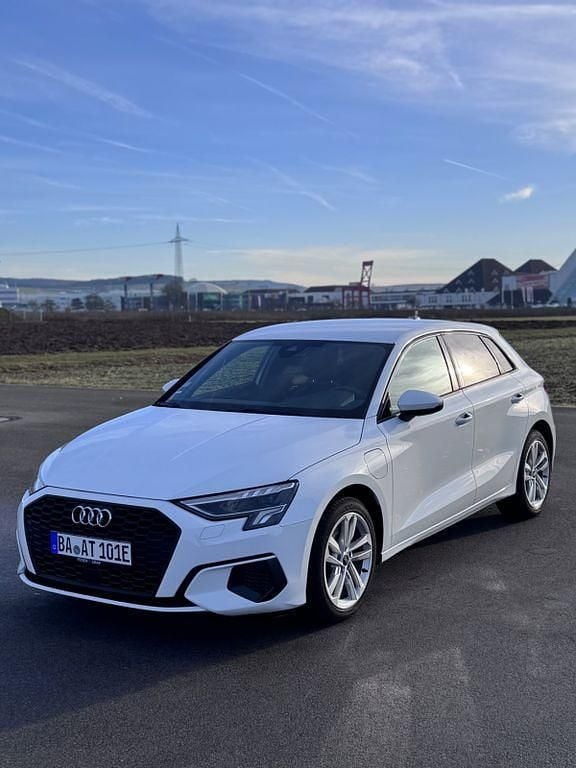 Weiß Gebraucht 2022 Audi A3 Design Limousine | 21.680 € (Guter Preis) - Bild 1/4