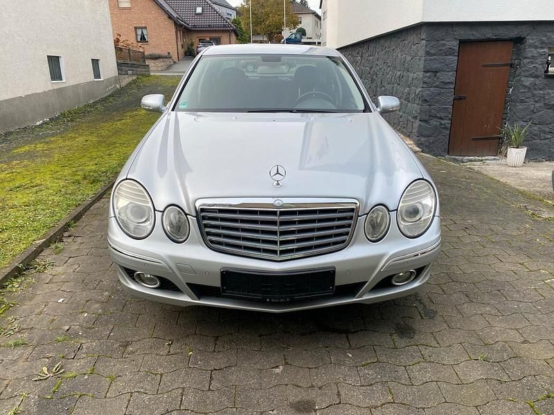 Silber Gebraucht 2007 Mercedes E200 Limousine | 5.300 € (Fairer Preis) - Bild 1/4