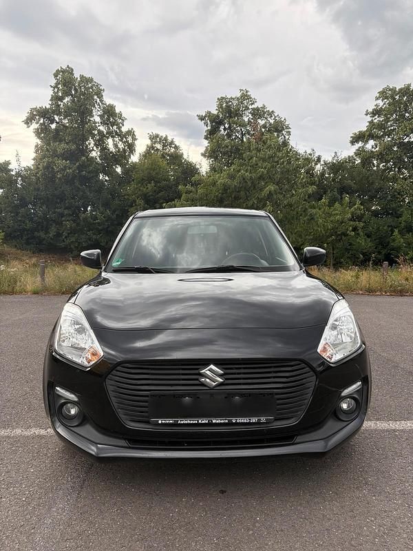 Schwarz Gebraucht 2018 Suzuki Swift Limousine | 8.000 € (Fairer Preis) - Bild 1/4