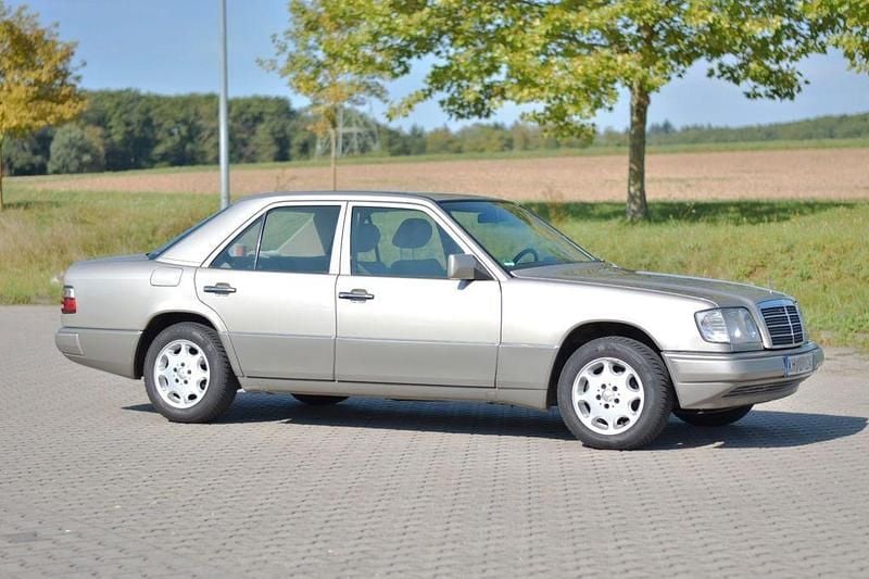 Second-hand Mercedes E280 193 CP (141 kW) 1994 Argintiu Berlinǎ
