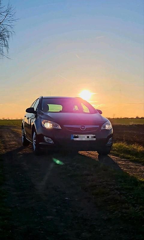 Gebraucht Opel Astra Design Edition 120 PS (88 kW) 2011 Schwarz Kombi