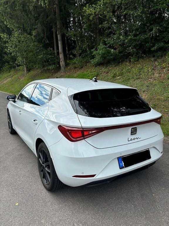 Weiß Gebraucht 2021 Seat Leon XCELLENCE Limousine | 17.000 € (Superpreis) - Bild 1/4
