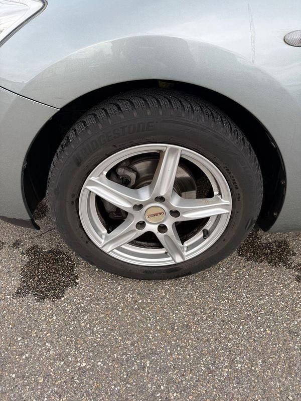 Gebraucht Toyota Auris 97 PS (71 kW) 2009 Silber Kleinwagen