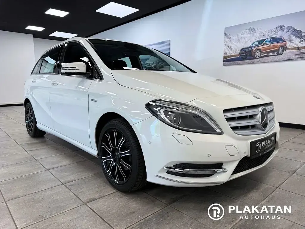 Gebraucht Mercedes B180 122 PS (89 kW) 2012 Weiß Van / Kleinbus