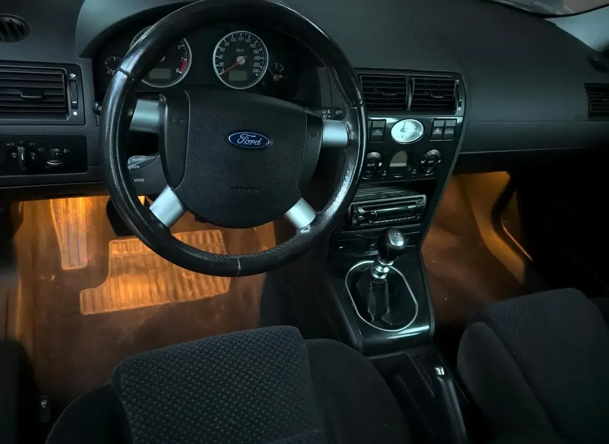 Gebraucht Ford Mondeo 145 PS (106 kW) 2002 Blau Kombi