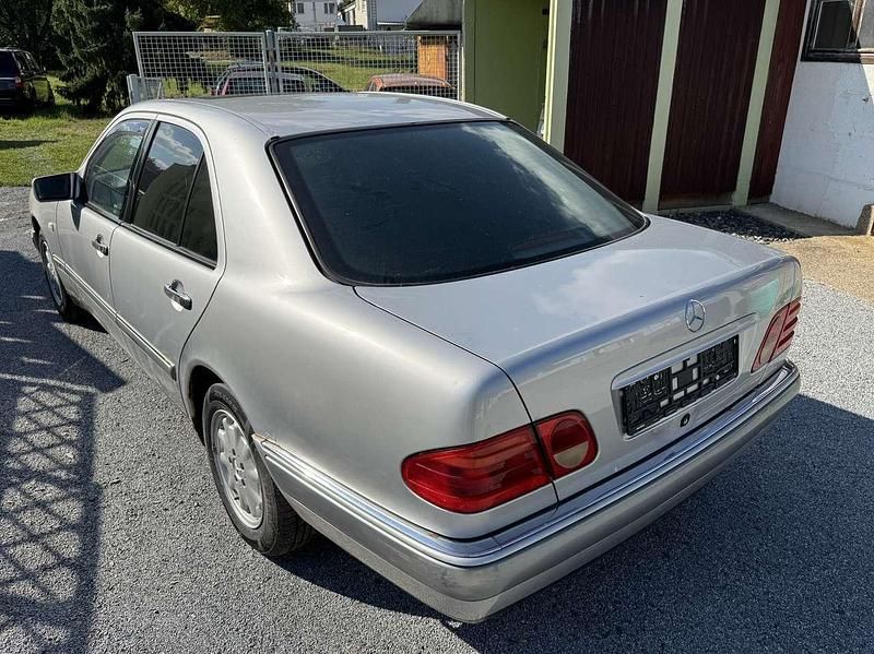 Gebraucht Mercedes E240 Elegance 170 PS (125 kW) 1999 Silber Limousine