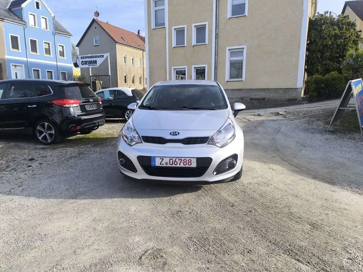 Gebraucht Kia Rio FIFA World Cup Edition 86 PS (63 kW) 2014 Brilliantsilber met. Kleinwagen