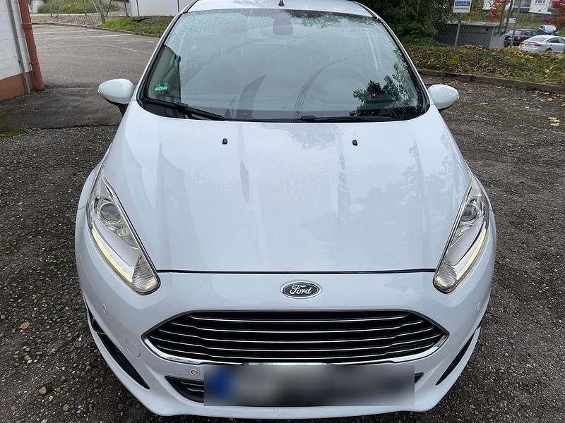 Weiß Gebraucht 2016 Ford Fiesta Titanium Kleinwagen | 4.399 € (Superpreis) - Bild 1/4